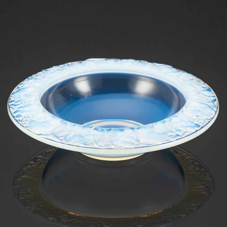 Блюдо (фруктовница) с рельефным декором в виде птиц и ягод, дизайнер Pierre D’Avesn