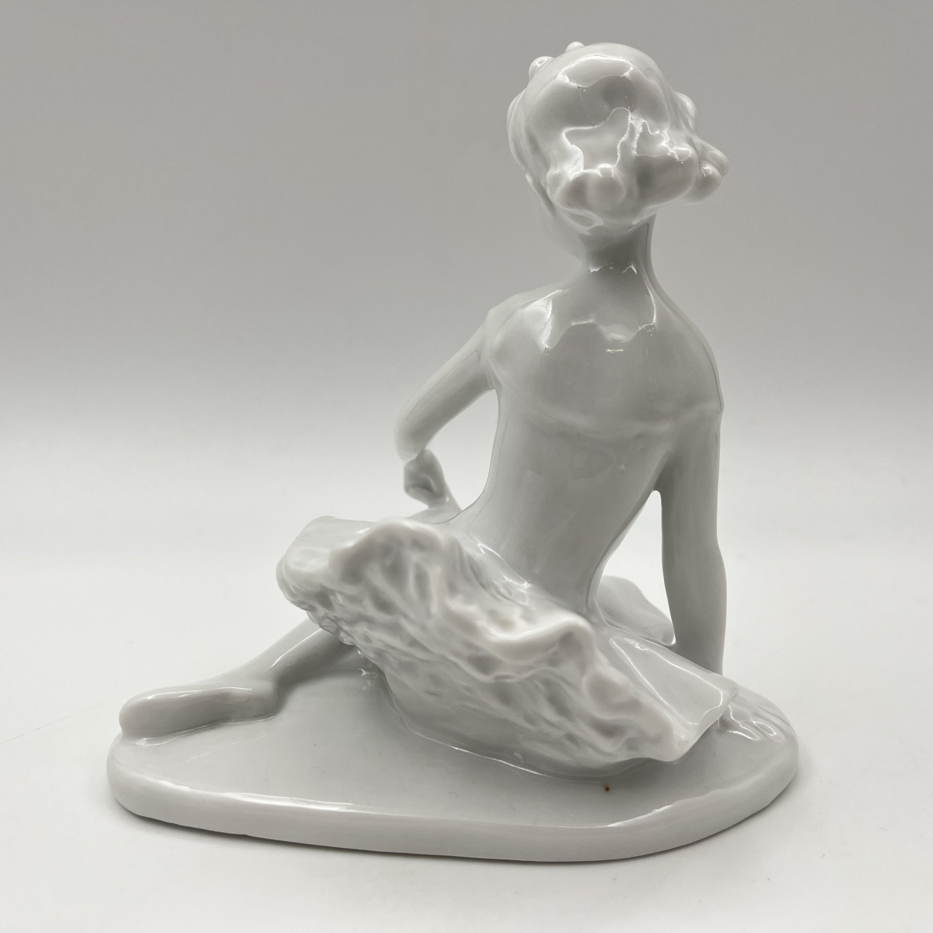 Статуэтка "Юная балерина Машенька" (без росписи), скульптор С.Б. Велихова