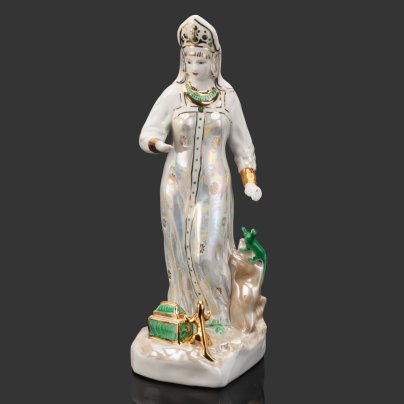 Статуэтка "Дары хозяйки Медной горы", скульптор Кожин П.М, художник Шепелева М.М., фарфор, роспись, люстр, золочение, Дулевский фарфоровый завод (Дулёво), Российская Федерация, 2000 г.