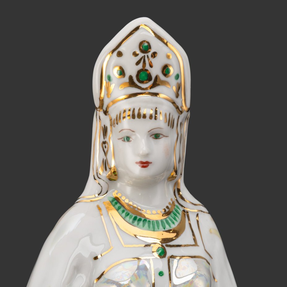 Статуэтка "Дары хозяйки Медной горы", скульптор Кожин П.М, художник Шепелева М.М., фарфор, роспись, люстр, золочение, Дулевский фарфоровый завод (Дулёво), Российская Федерация, 2000 г.