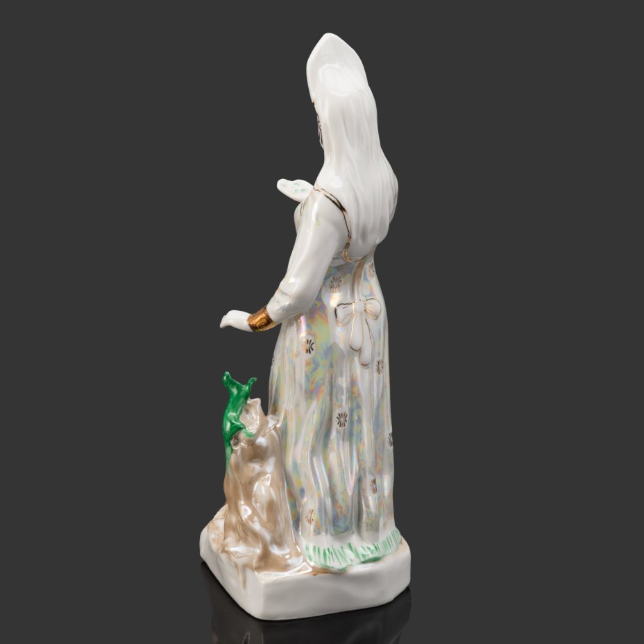 Статуэтка "Дары хозяйки Медной горы", скульптор Кожин П.М, художник Шепелева М.М., фарфор, роспись, люстр, золочение, Дулевский фарфоровый завод (Дулёво), Российская Федерация, 2000 г.