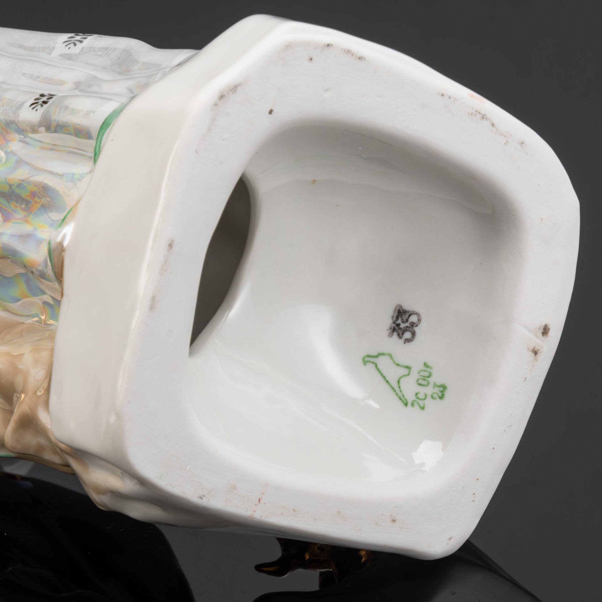 Статуэтка "Дары хозяйки Медной горы", скульптор Кожин П.М, художник Шепелева М.М., фарфор, роспись, люстр, золочение, Дулевский фарфоровый завод (Дулёво), Российская Федерация, 2000 г.