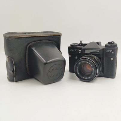 Фотоаппарат "Зенит-ЕТ" c объективом "Гелиос-44-М6" в оригинальном кофре, металл, пластик, стекло, кожа, Белорусское оптико-механическое объединение (БелОМО), СССР, 1982-1995 гг., Белорусское оптико-механическое объединение (БелОМО)