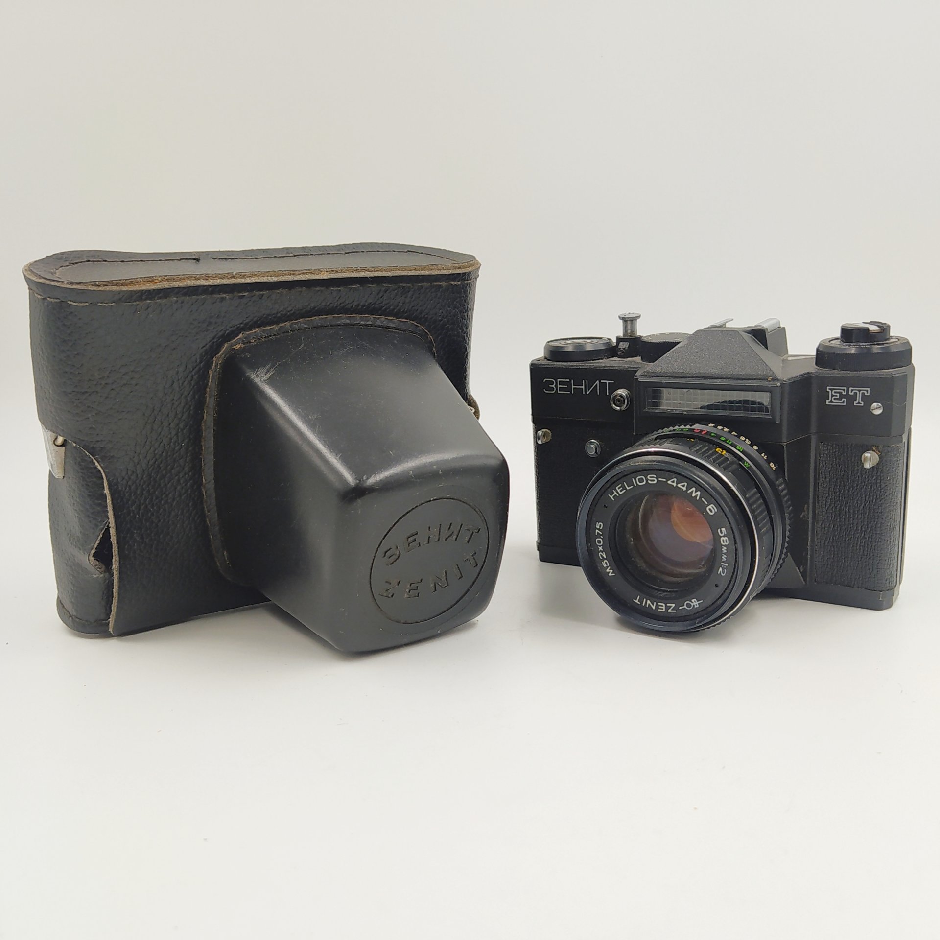 Фотоаппарат "Зенит-ЕТ" c объективом "Гелиос-44-М6" в оригинальном кофре, металл, пластик, стекло, кожа, Белорусское оптико-механическое объединение (БелОМО), СССР, 1982-1995 гг., Белорусское оптико-механическое объединение (БелОМО)