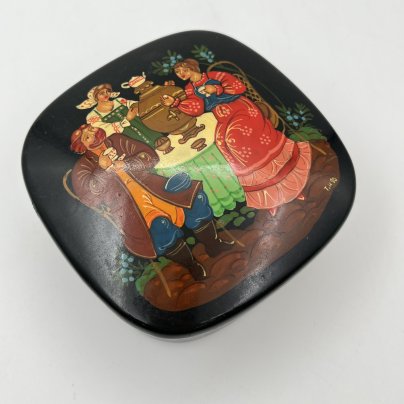 Шкатулка "Чаепитие", подпись "Т.Н. 90"