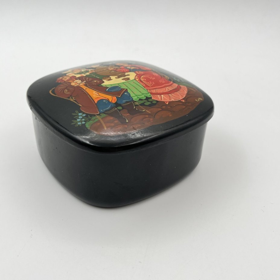 Шкатулка "Чаепитие", подпись "Т.Н. 90"