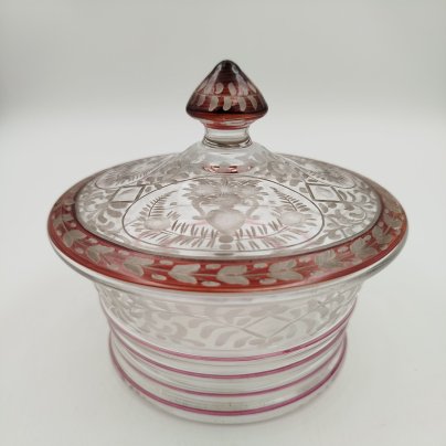 Ваза для десерта (бонбоньерка, сахарница), украшенная орнитологическим и растительным декором, стекло, нацвет, резьба