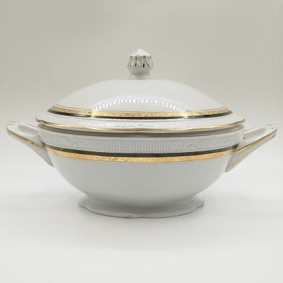 Супница, украшенная рельефным орнаментальным декором