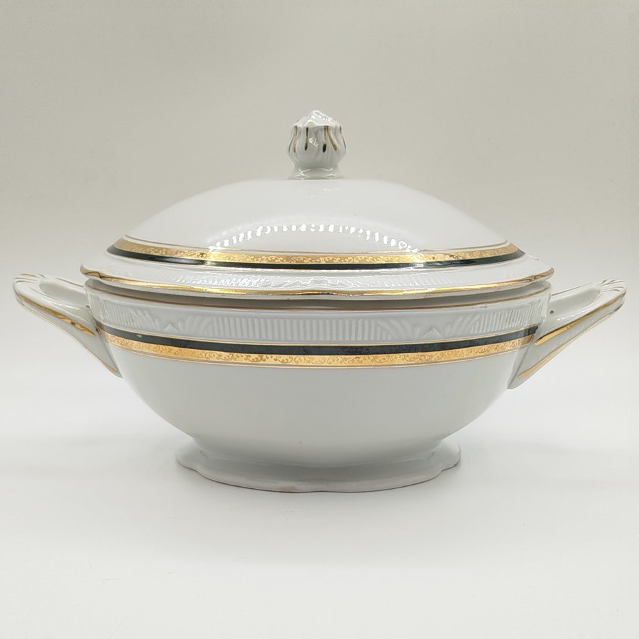 Супница, украшенная рельефным орнаментальным декором