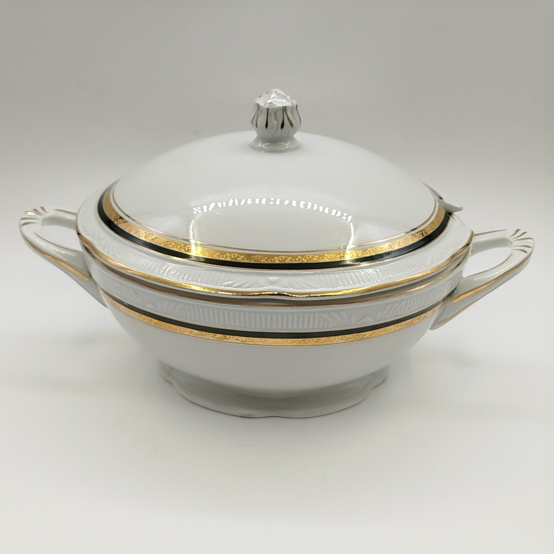 Супница, украшенная рельефным орнаментальным декором