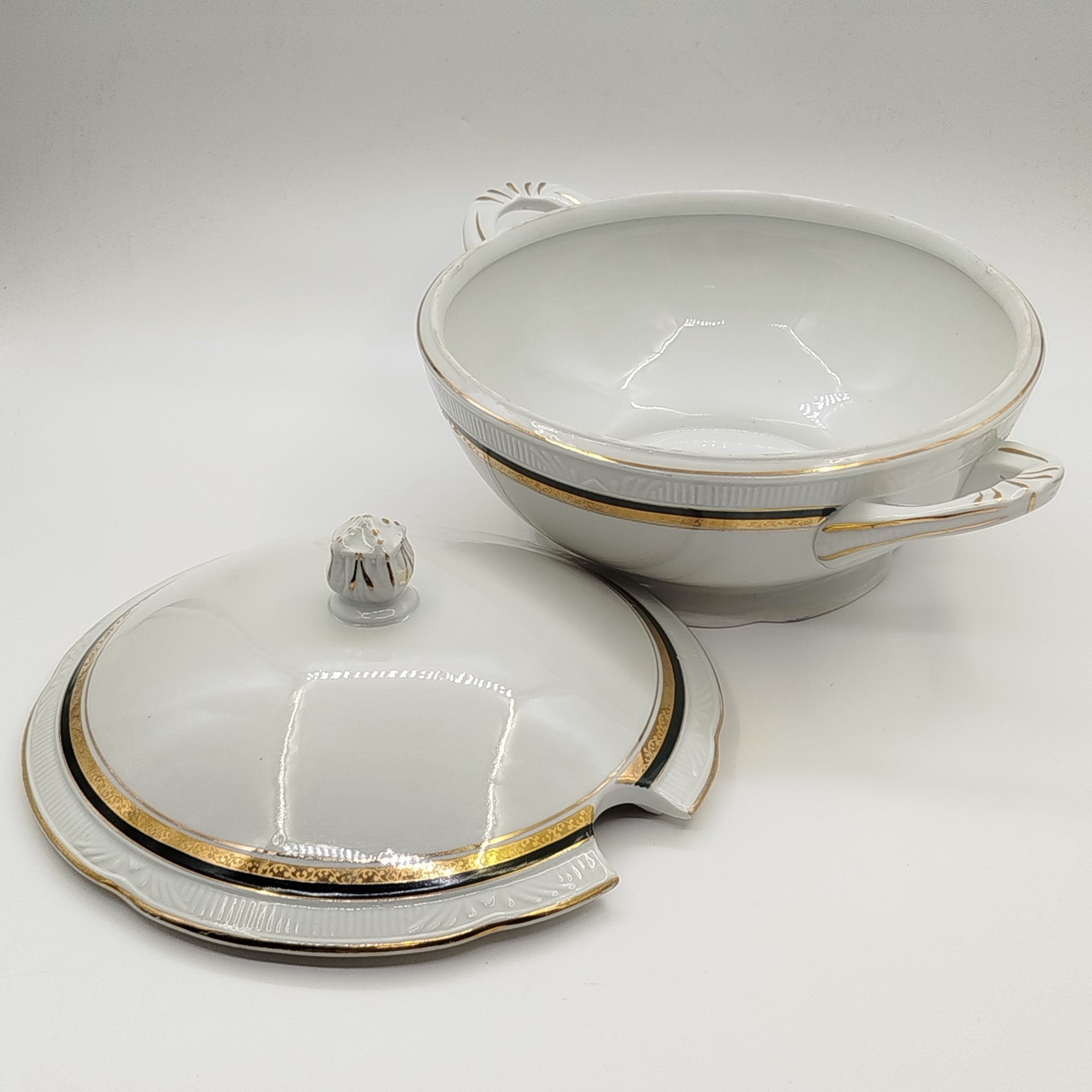 Супница, украшенная рельефным орнаментальным декором