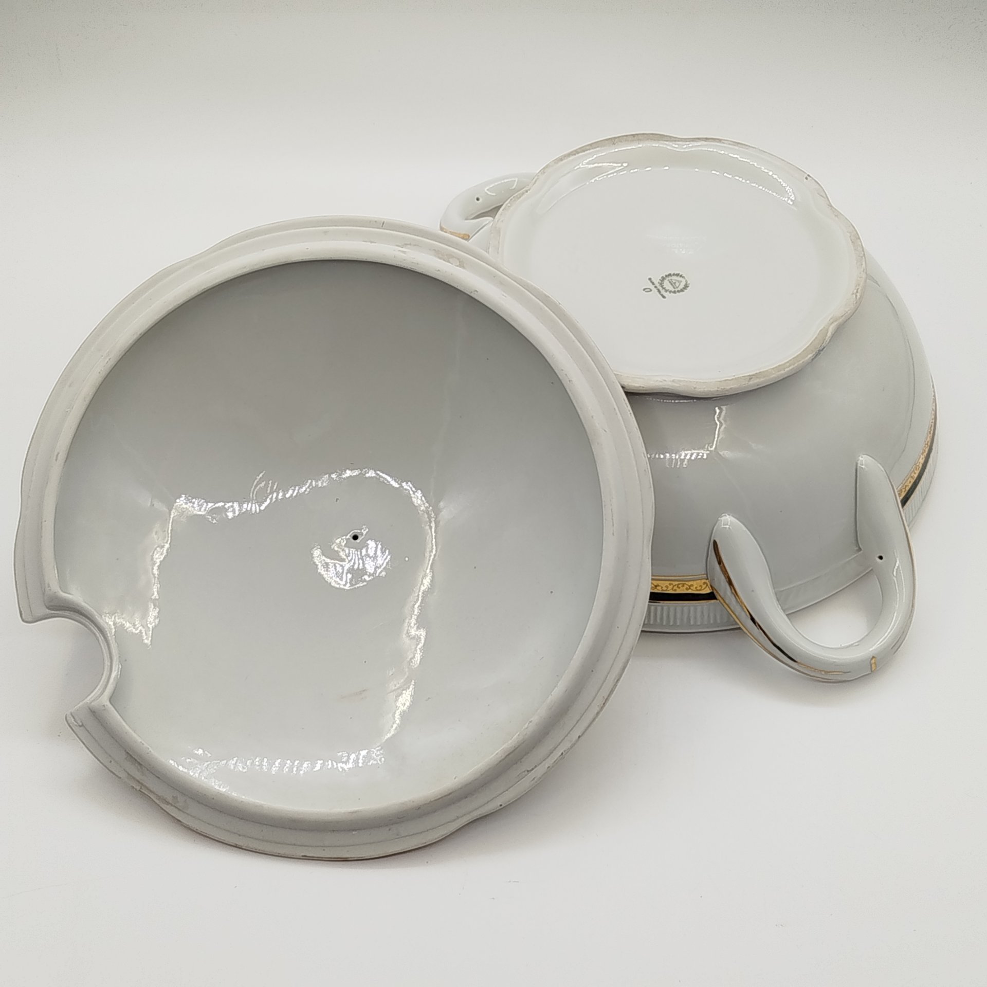 Супница, украшенная рельефным орнаментальным декором