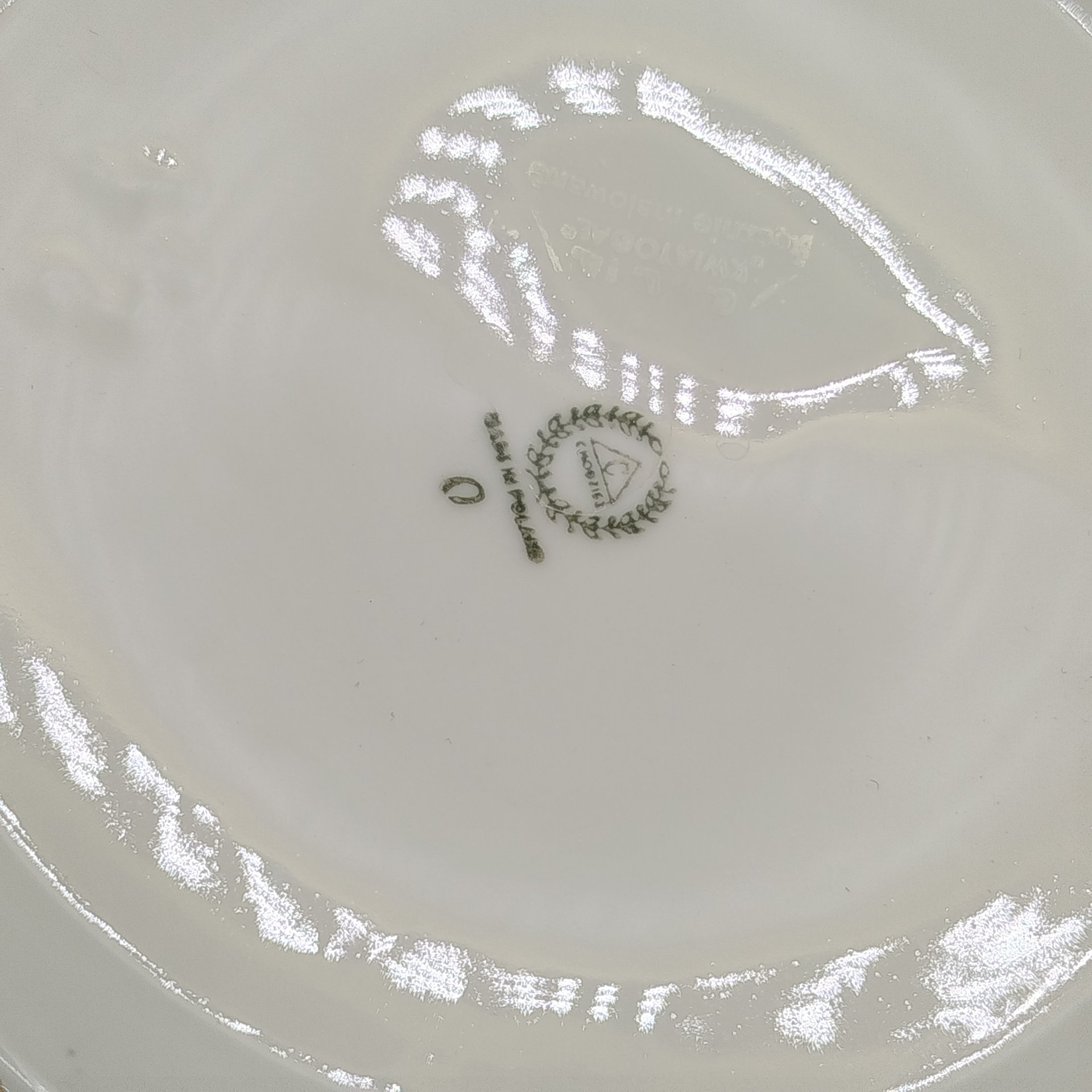 Супница, украшенная рельефным орнаментальным декором