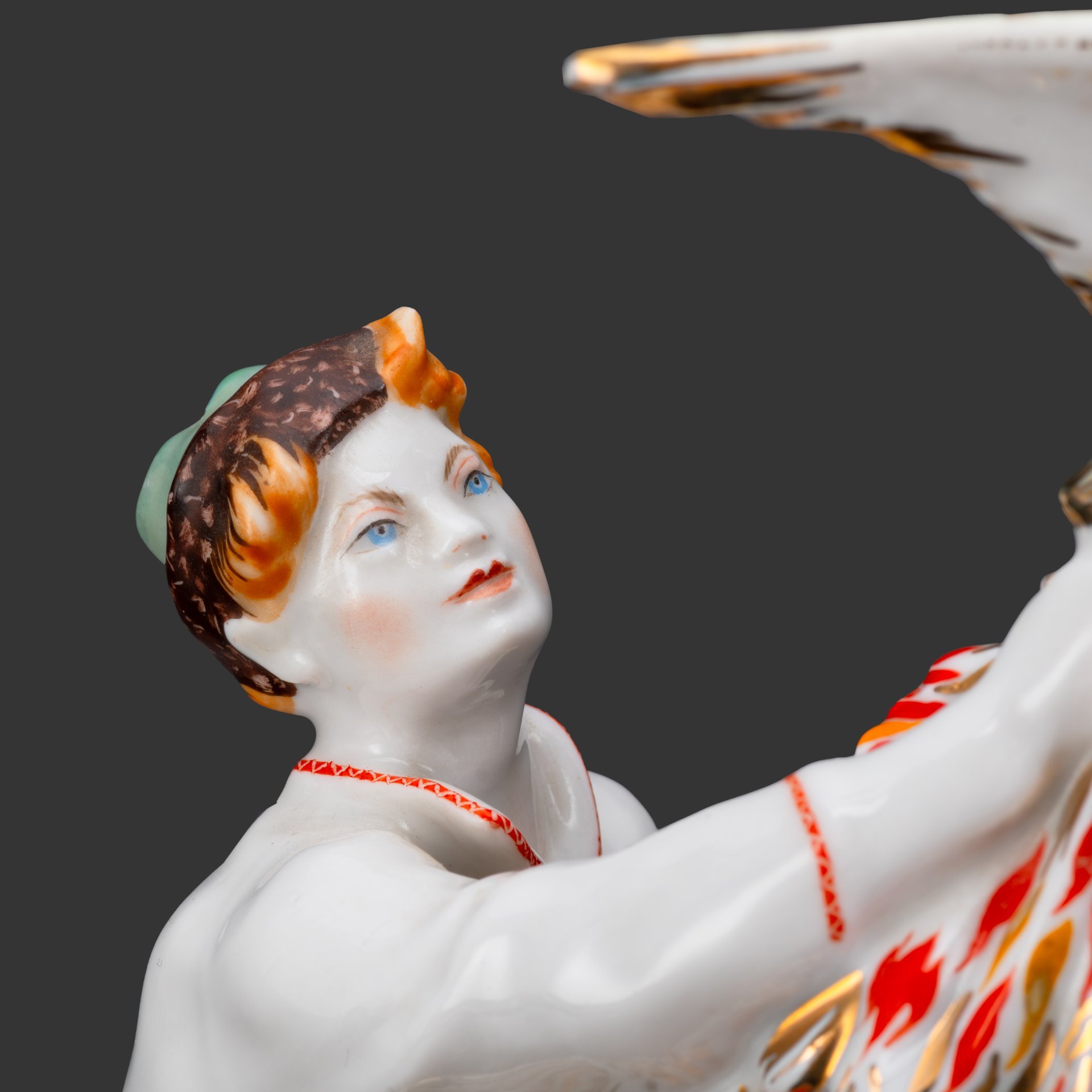 Статуэтка «Иван-Царевич и Жар-Птица», скульптор Якимова Г. П., автор росписи  Лупанова Е. Н., фарфор, роспись, золочение, Ленинградский фарфоровый завод (ЛФЗ), СССР, 1970-1986 гг.