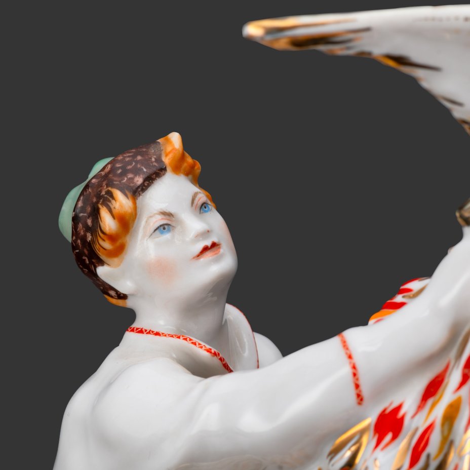 Статуэтка «Иван-Царевич и Жар-Птица», скульптор Якимова Г. П., автор росписи  Лупанова Е. Н., фарфор, роспись, золочение, Ленинградский фарфоровый завод (ЛФЗ), СССР, 1970-1986 гг.