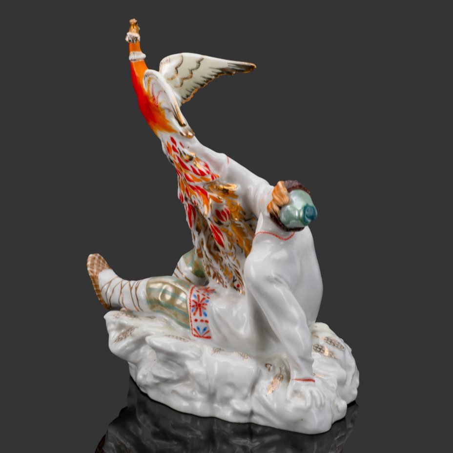 Статуэтка «Иван-Царевич и Жар-Птица», скульптор Якимова Г. П., автор росписи  Лупанова Е. Н., фарфор, роспись, золочение, Ленинградский фарфоровый завод (ЛФЗ), СССР, 1970-1986 гг.