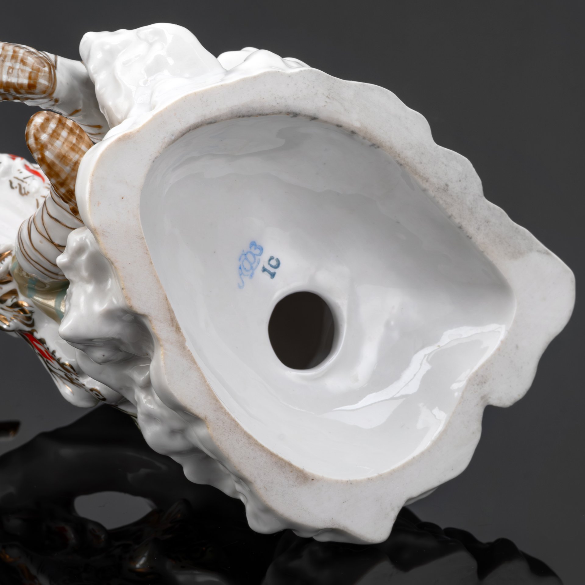 Статуэтка «Иван-Царевич и Жар-Птица», скульптор Якимова Г. П., автор росписи  Лупанова Е. Н., фарфор, роспись, золочение, Ленинградский фарфоровый завод (ЛФЗ), СССР, 1970-1986 гг.