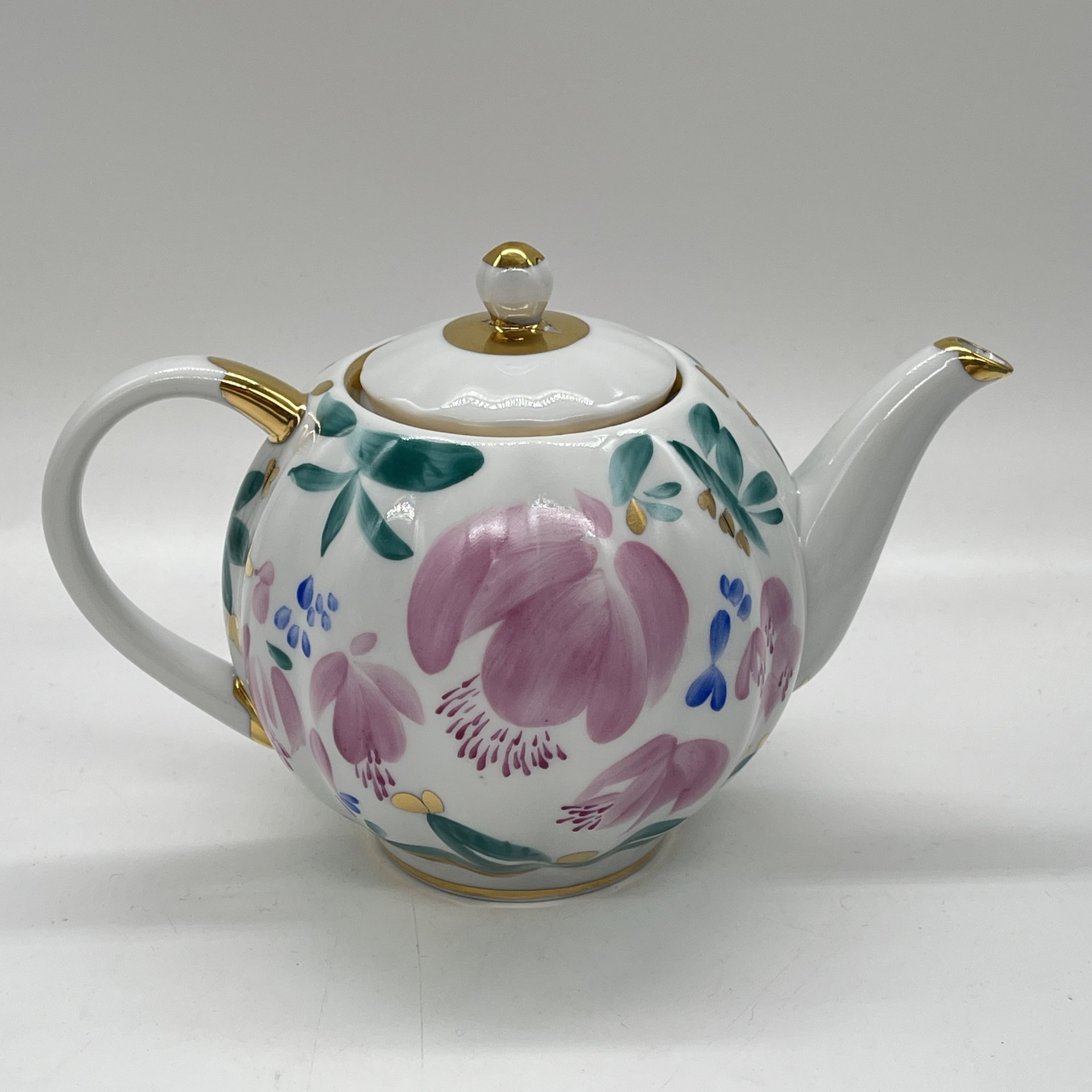 Заварочный чайник с расписным цветочным декором, автор формы "Тюльпан" С.Е. Яковлева, автор рисунка Л.И. Григорьева, фарфор, роспись, золочение, Ленинградский фарфоровый завод (ЛФЗ), СССР, 1970-1990 гг.