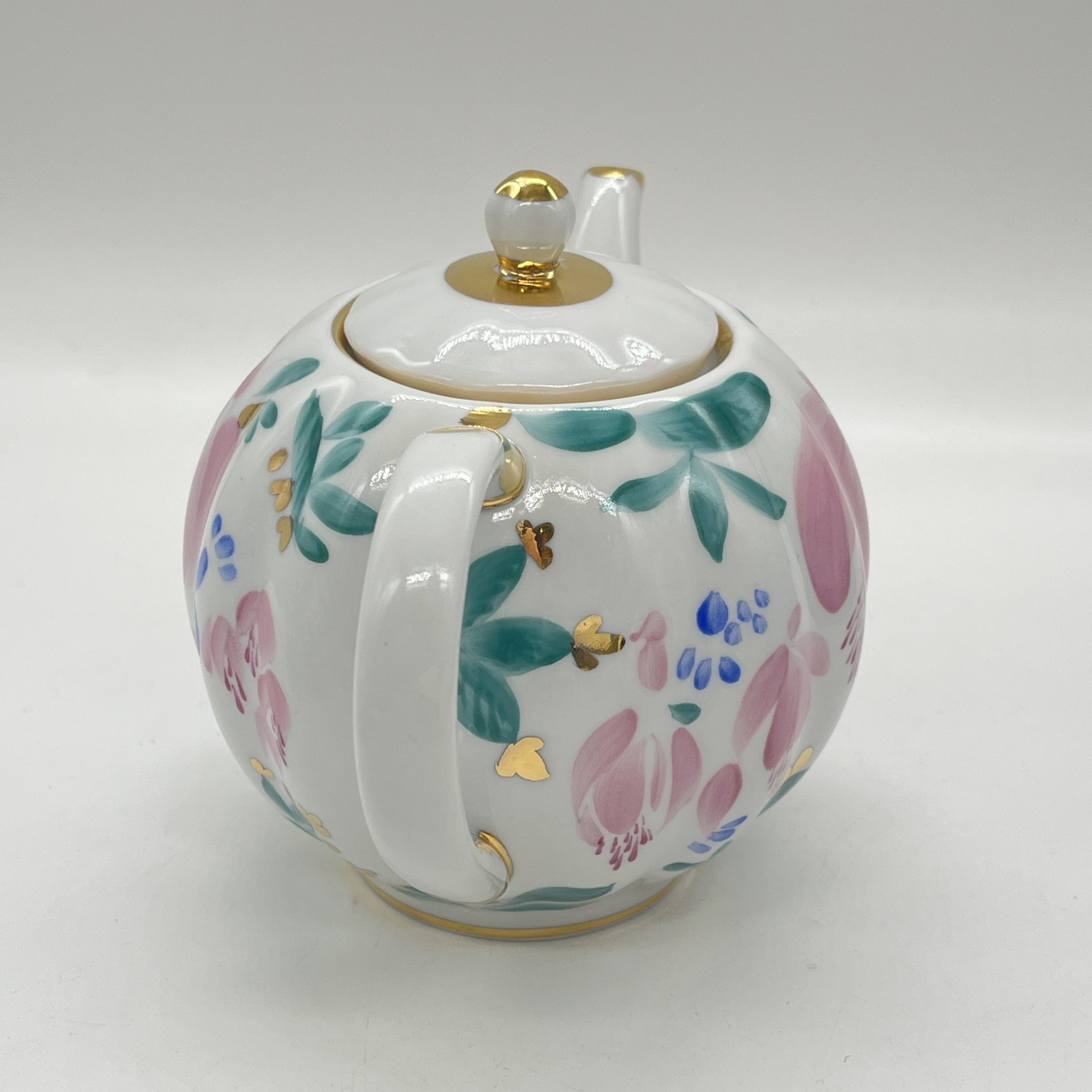 Заварочный чайник с расписным цветочным декором, автор формы "Тюльпан" С.Е. Яковлева, автор рисунка Л.И. Григорьева, фарфор, роспись, золочение, Ленинградский фарфоровый завод (ЛФЗ), СССР, 1970-1990 гг.
