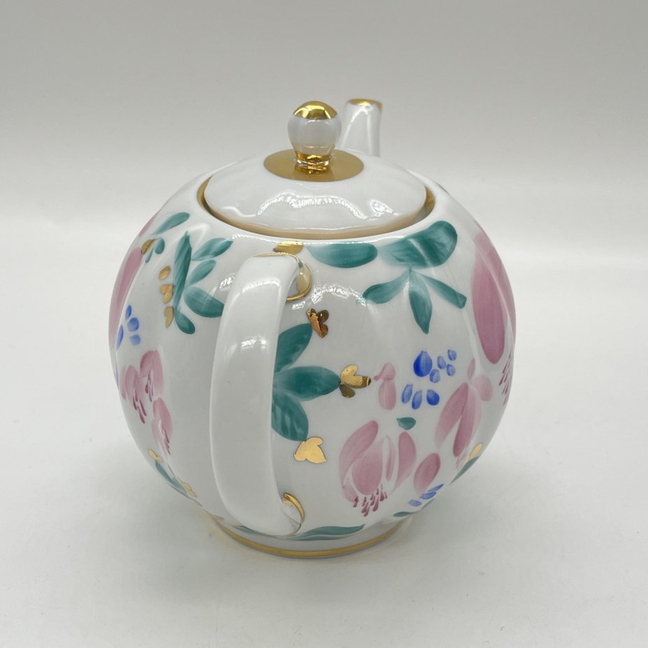 Заварочный чайник с расписным цветочным декором, автор формы "Тюльпан" С.Е. Яковлева, автор рисунка Л.И. Григорьева, фарфор, роспись, золочение, Ленинградский фарфоровый завод (ЛФЗ), СССР, 1970-1990 гг.