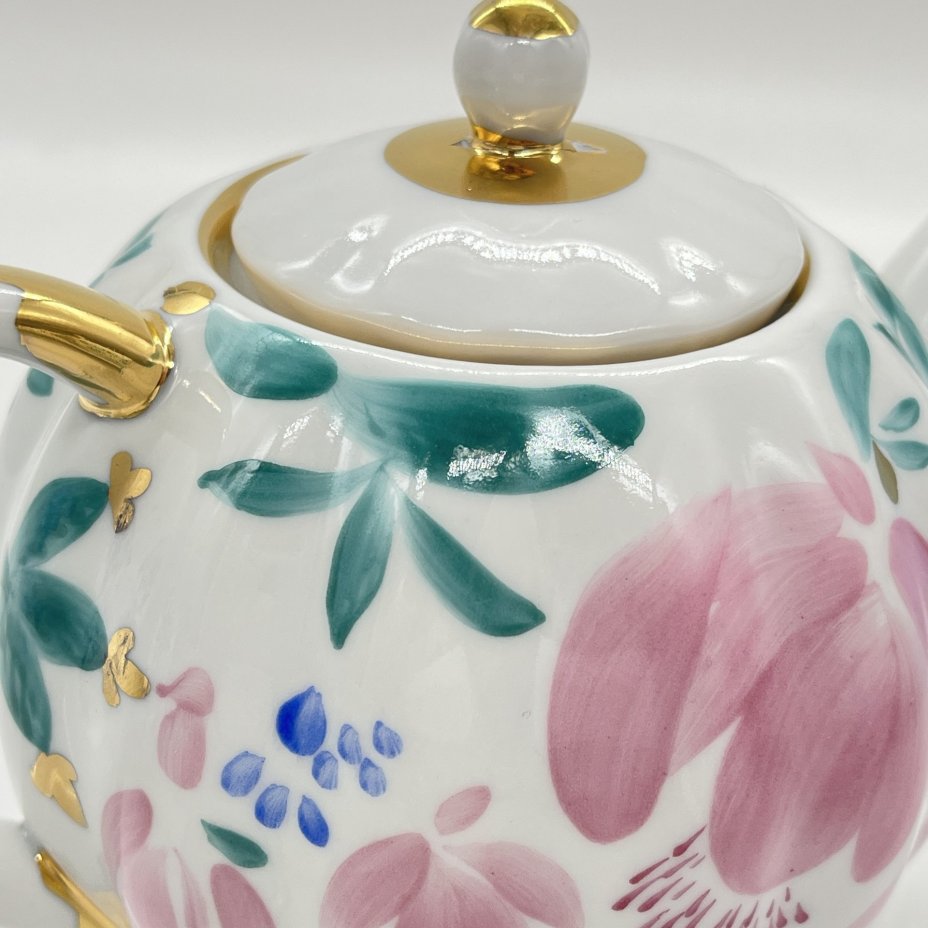 Заварочный чайник с расписным цветочным декором, автор формы "Тюльпан" С.Е. Яковлева, автор рисунка Л.И. Григорьева, фарфор, роспись, золочение, Ленинградский фарфоровый завод (ЛФЗ), СССР, 1970-1990 гг.