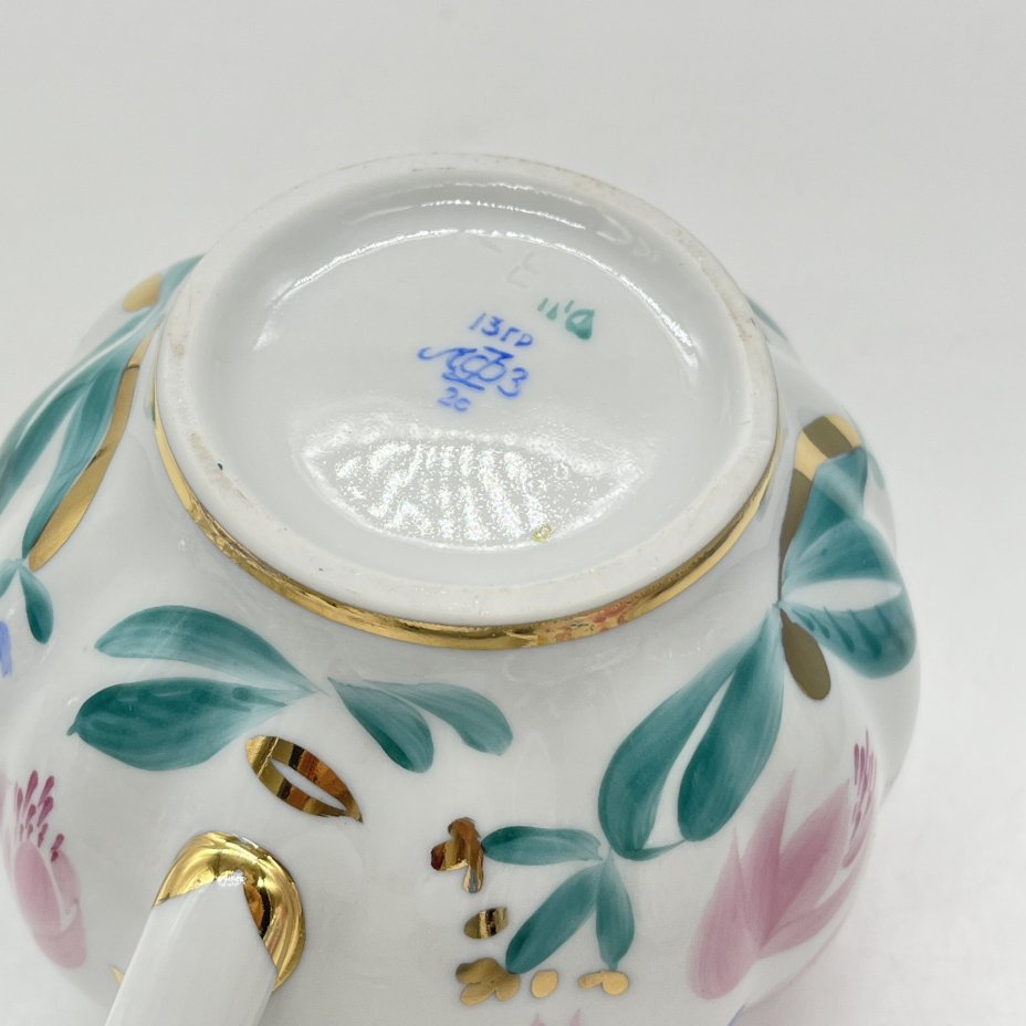 Заварочный чайник с расписным цветочным декором, автор формы "Тюльпан" С.Е. Яковлева, автор рисунка Л.И. Григорьева, фарфор, роспись, золочение, Ленинградский фарфоровый завод (ЛФЗ), СССР, 1970-1990 гг.