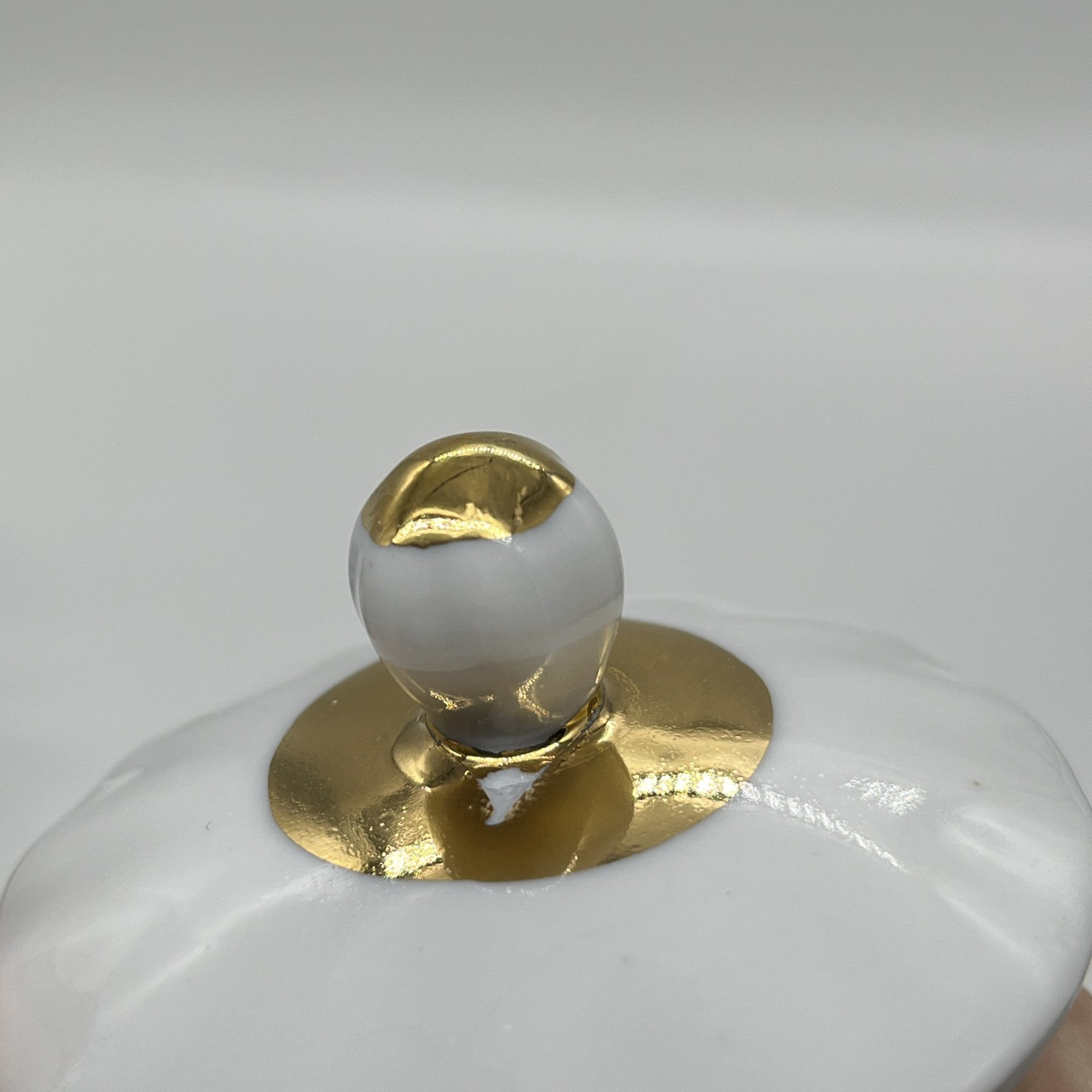 Заварочный чайник с расписным цветочным декором, автор формы "Тюльпан" С.Е. Яковлева, автор рисунка Л.И. Григорьева, фарфор, роспись, золочение, Ленинградский фарфоровый завод (ЛФЗ), СССР, 1970-1990 гг.