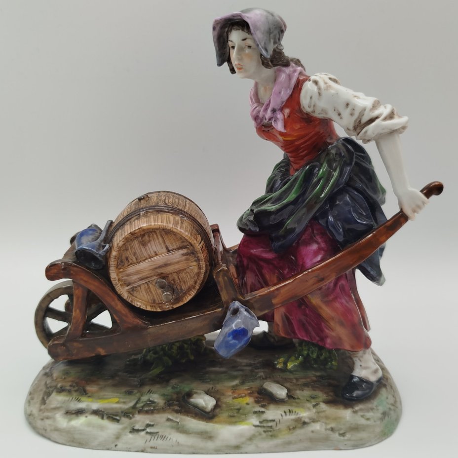 Статуэтка "Водоноска" ("Женщина с телегой"), фарфор, роспись, Европа, 1960-1990 гг.