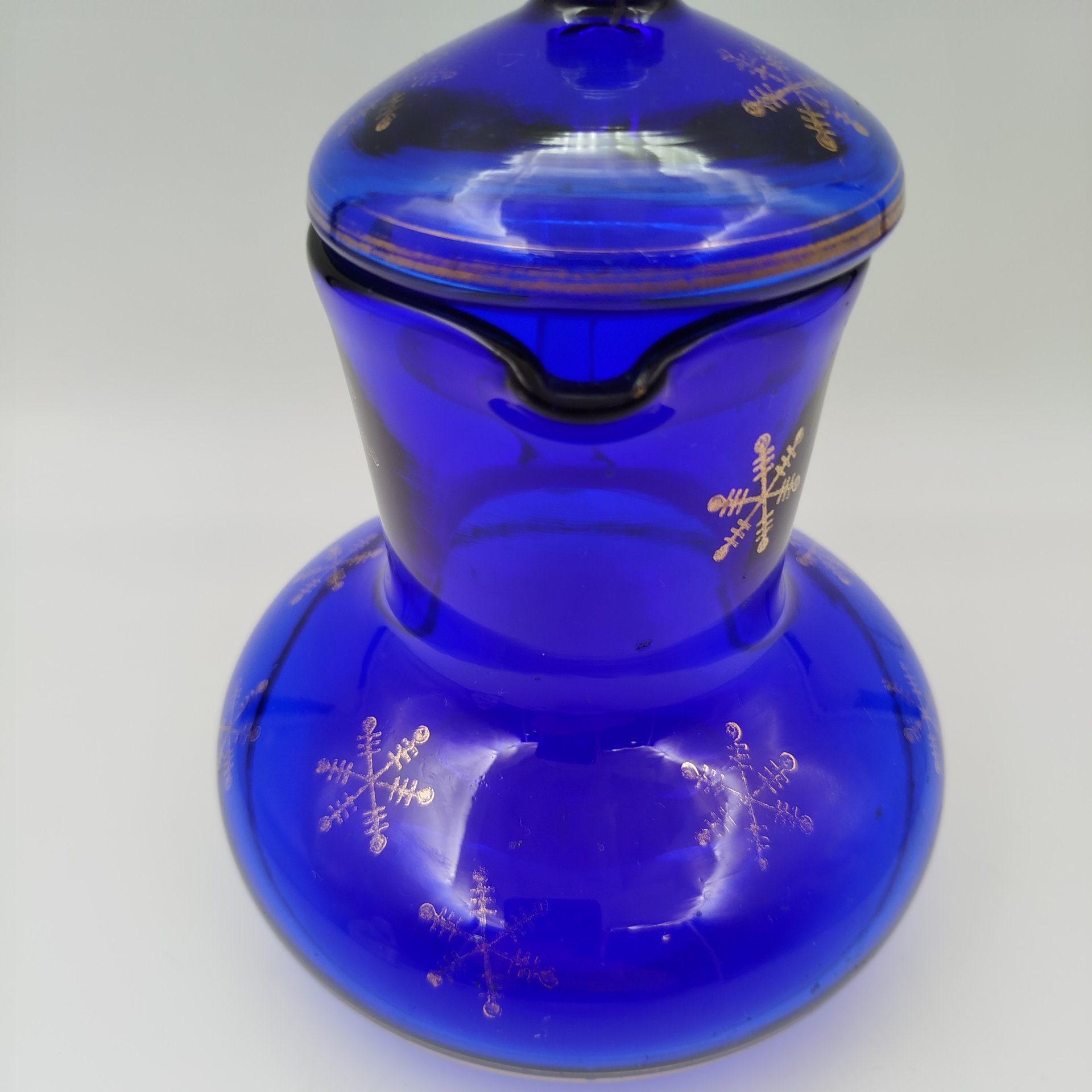 Кувшин с крышкой синего цвета с декором в виде снежинок, стекло, золочение, СССР, 1970-1990 гг.