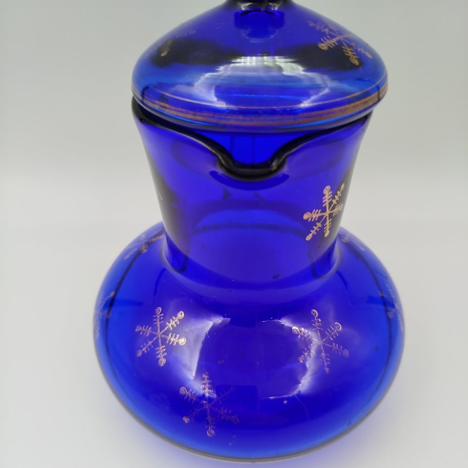 Кувшин с крышкой синего цвета с декором в виде снежинок, стекло, золочение, СССР, 1970-1990 гг.
