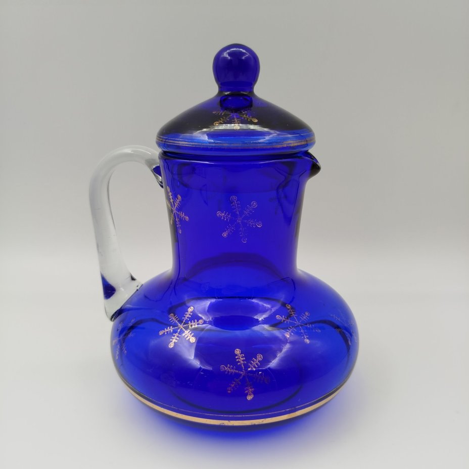 Кувшин с крышкой синего цвета с декором в виде снежинок, стекло, золочение, СССР, 1970-1990 гг.
