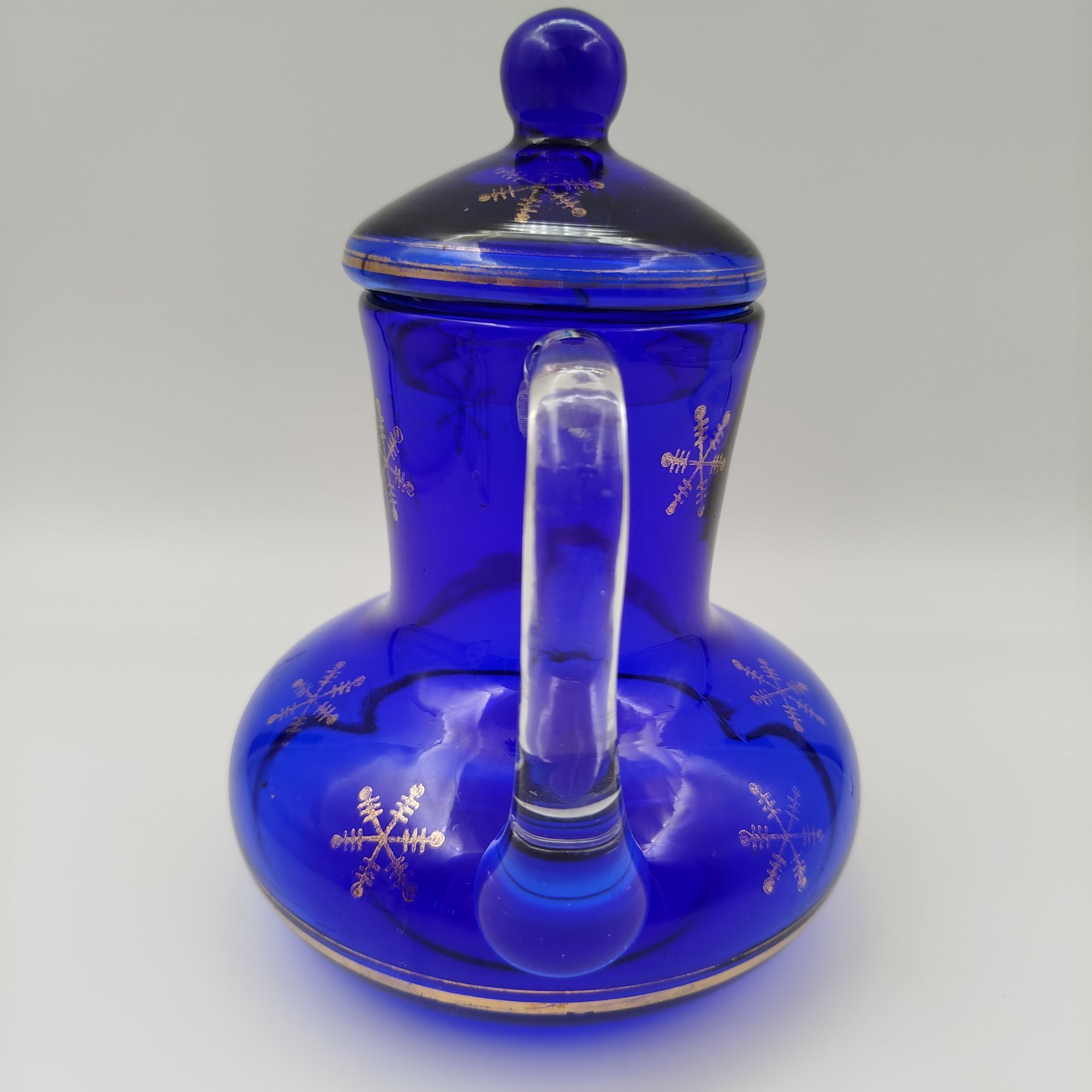 Кувшин с крышкой синего цвета с декором в виде снежинок, стекло, золочение, СССР, 1970-1990 гг.