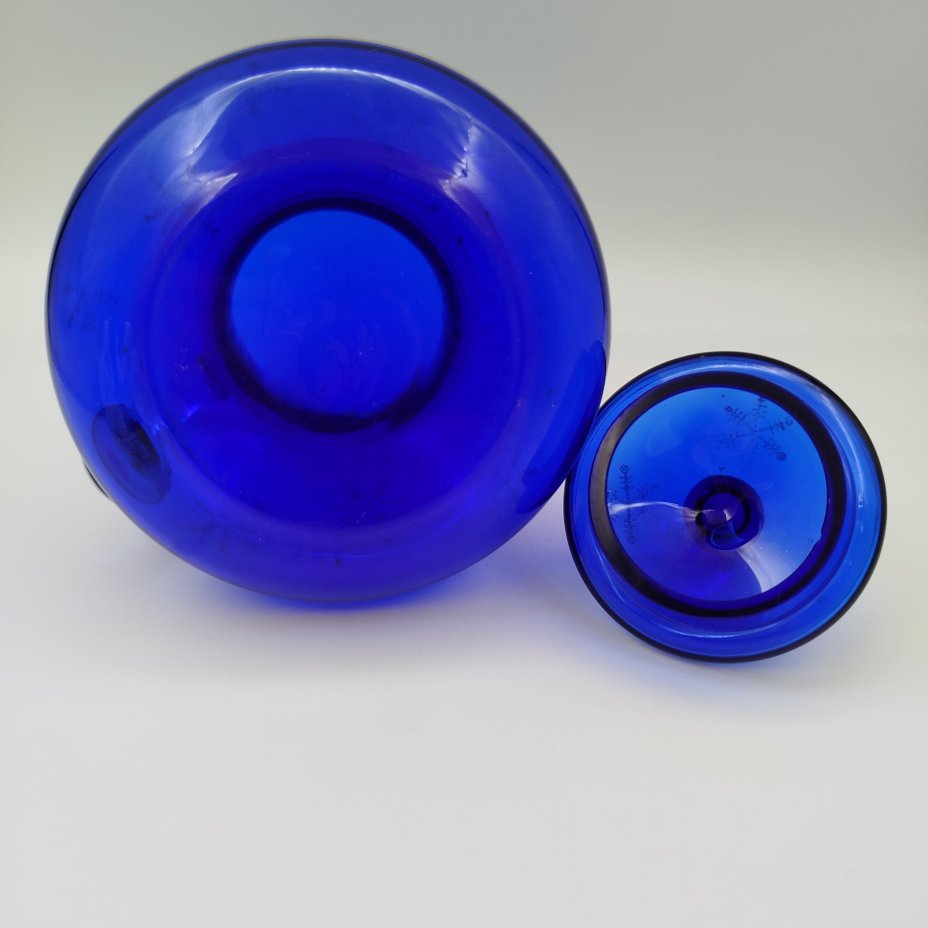 Кувшин с крышкой синего цвета с декором в виде снежинок, стекло, золочение, СССР, 1970-1990 гг.