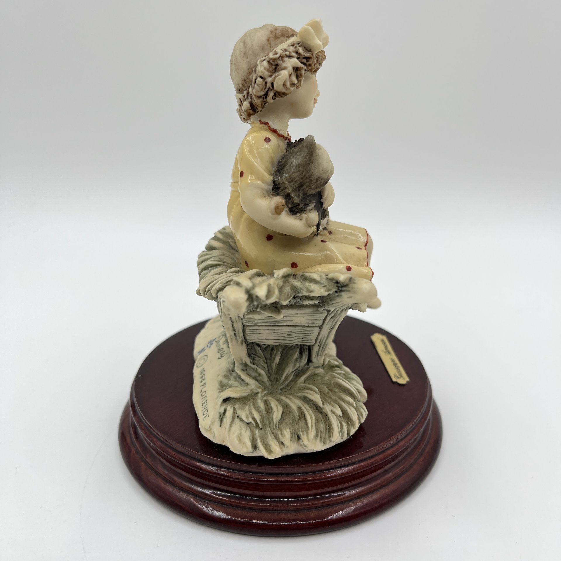 Статуэтка "Девочка с утокой" автор G.Armani, Capodimonte (Каподимонте)