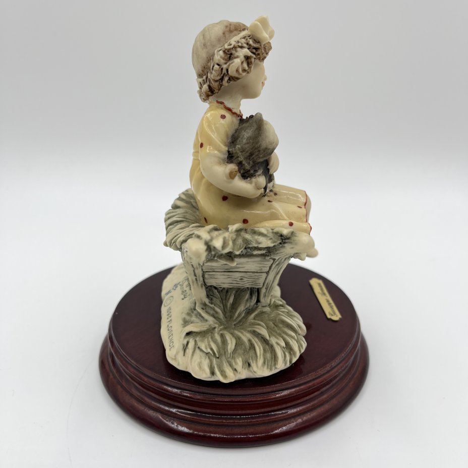 Статуэтка "Девочка с утокой" автор G.Armani, Capodimonte (Каподимонте)