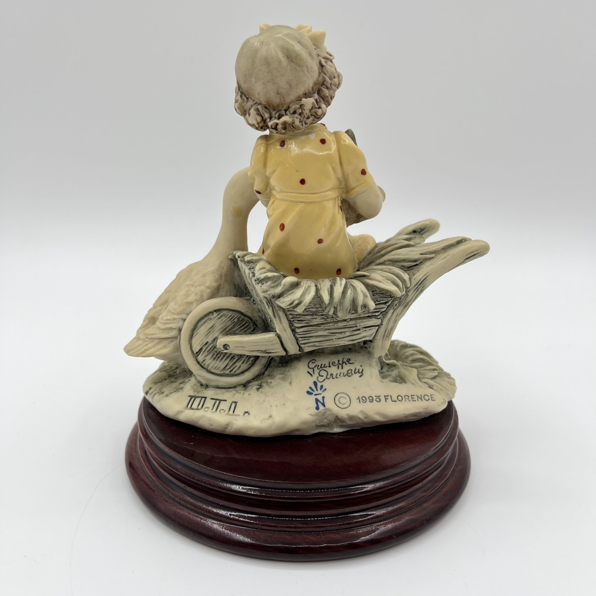 Статуэтка "Девочка с утокой" автор G.Armani, Capodimonte (Каподимонте)