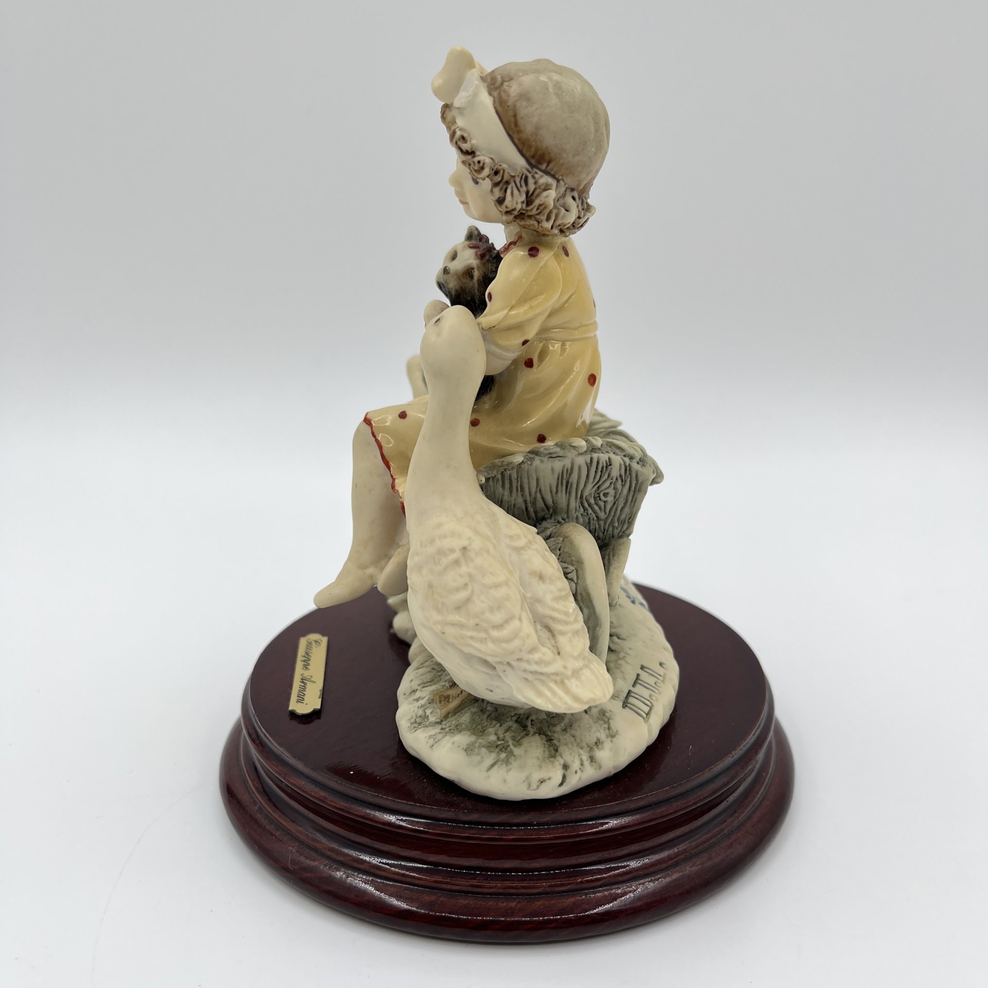 Статуэтка "Девочка с утокой" автор G.Armani, Capodimonte (Каподимонте)