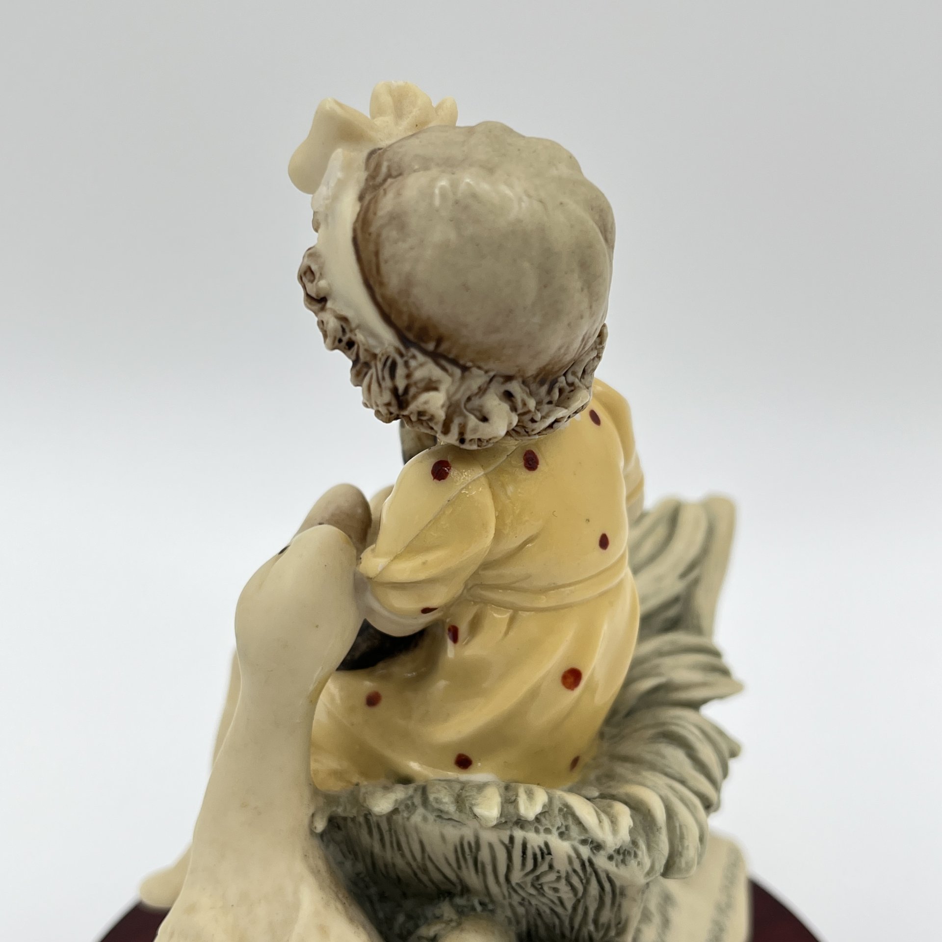 Статуэтка "Девочка с утокой" автор G.Armani, Capodimonte (Каподимонте)