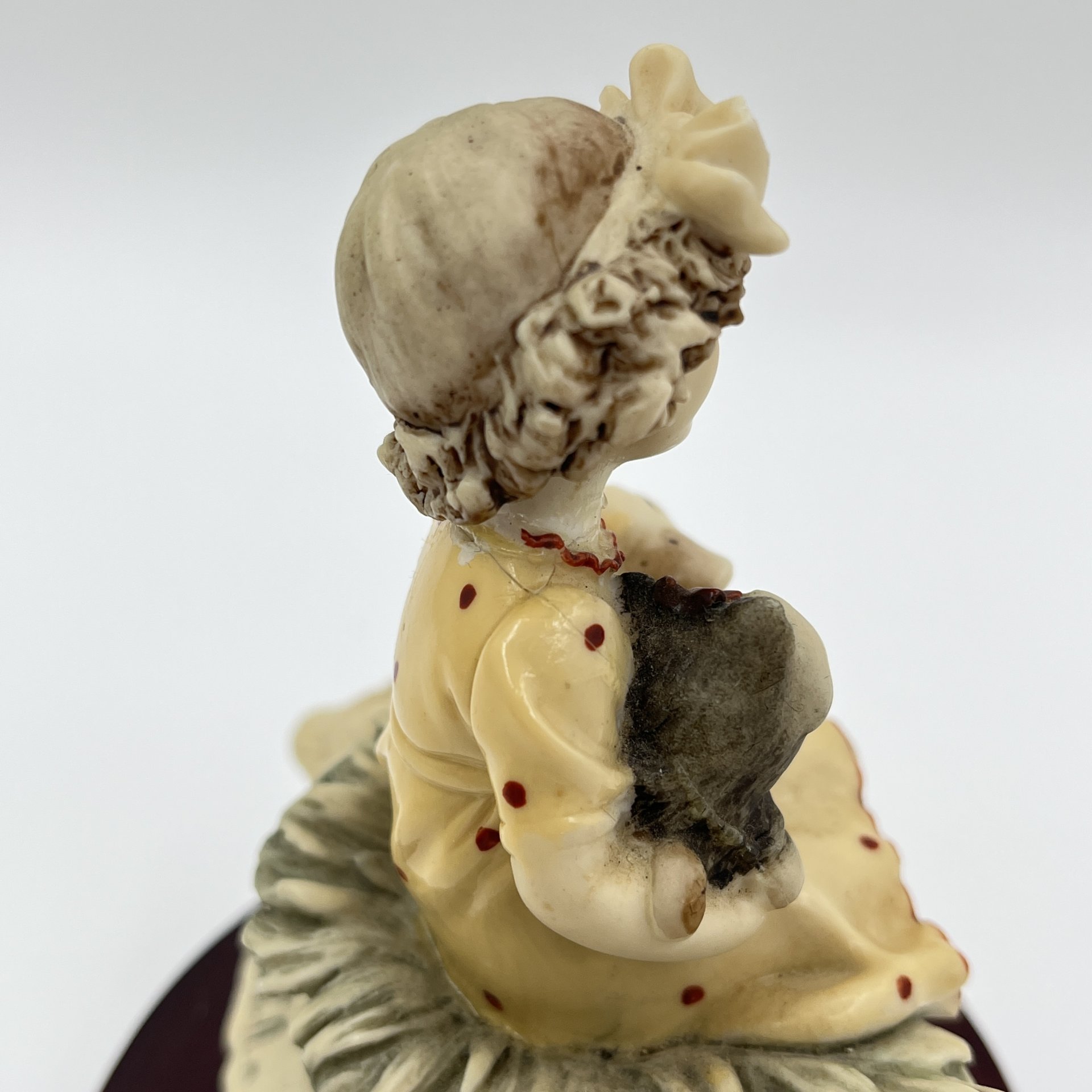 Статуэтка "Девочка с утокой" автор G.Armani, Capodimonte (Каподимонте)
