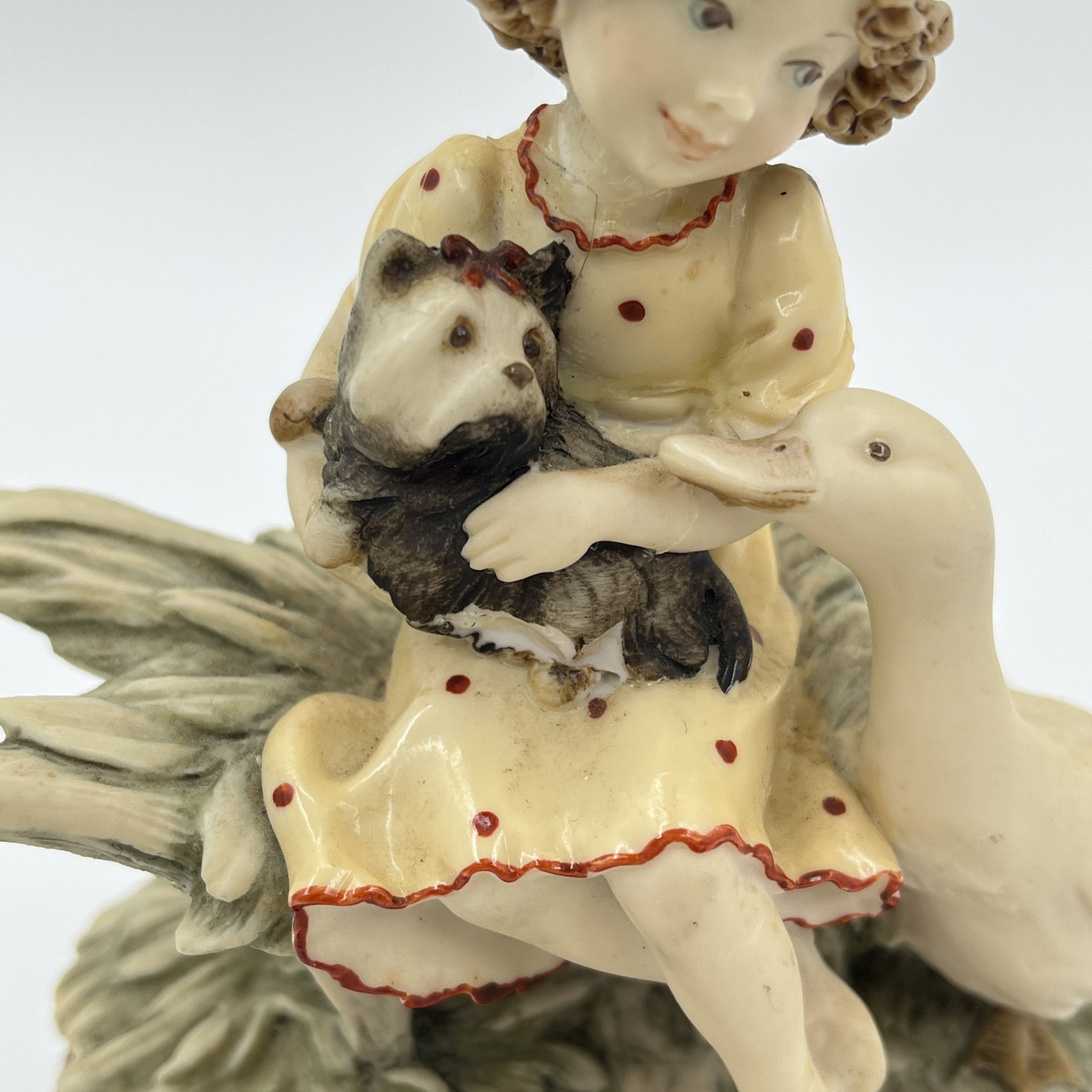 Статуэтка "Девочка с утокой" автор G.Armani, Capodimonte (Каподимонте)