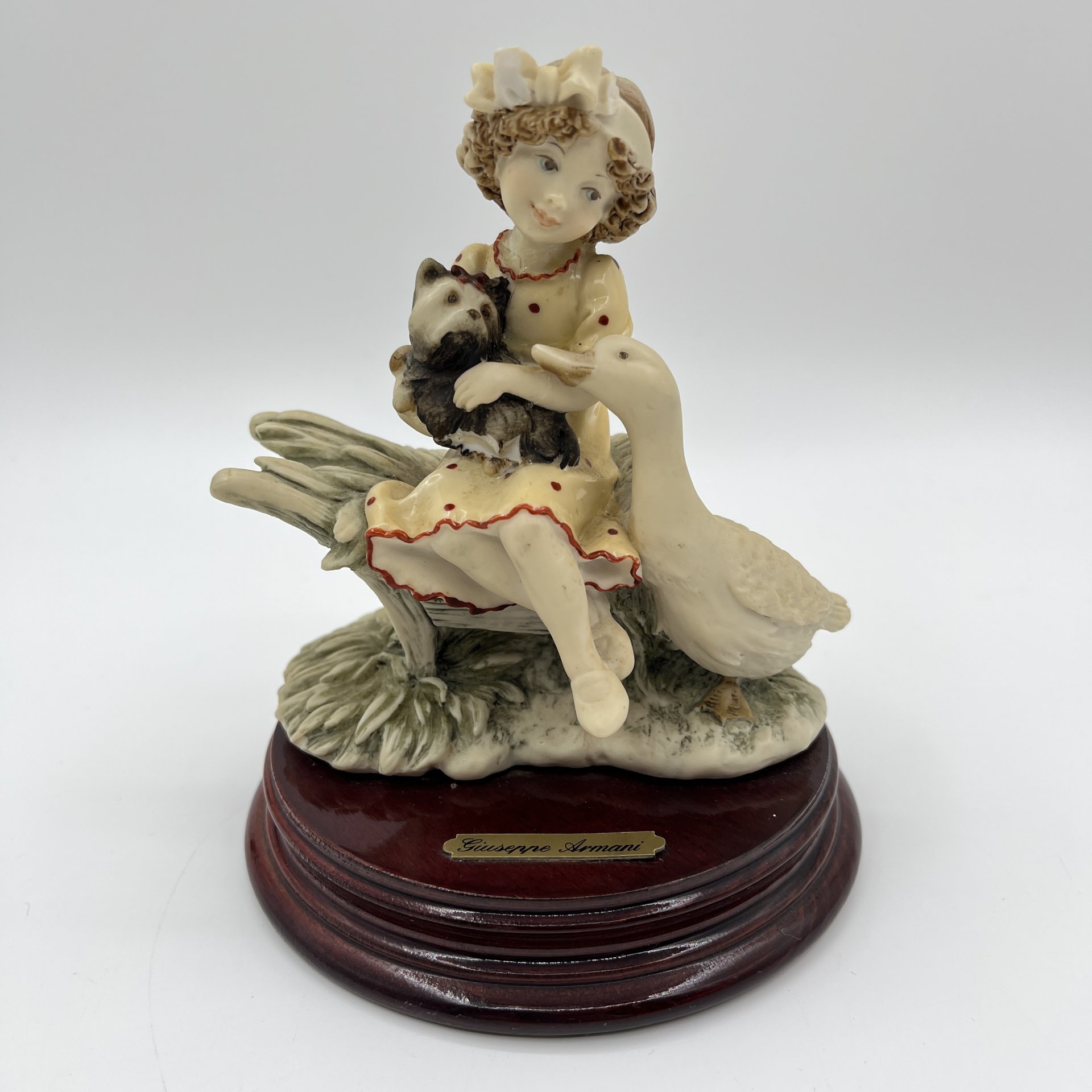 Статуэтка "Девочка с утокой" автор G.Armani, Capodimonte (Каподимонте)