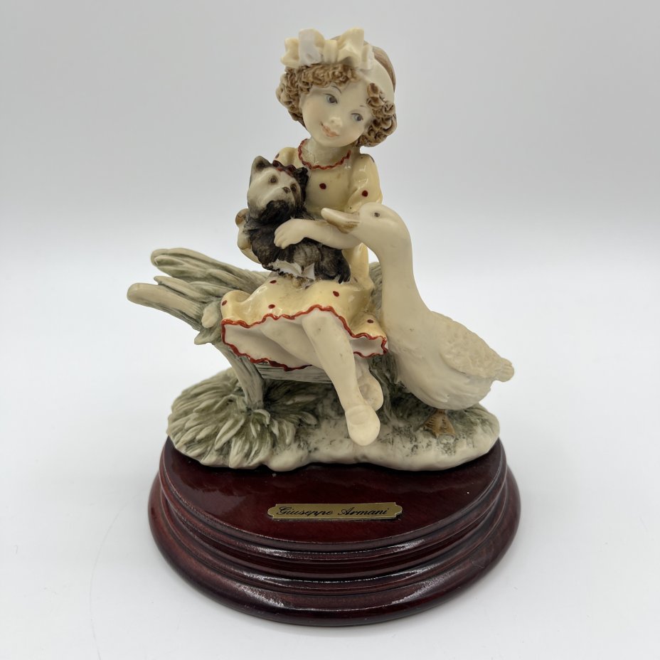 Статуэтка "Девочка с утокой" автор G.Armani, Capodimonte (Каподимонте)