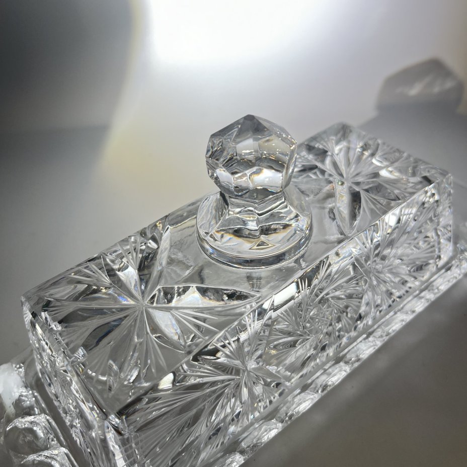 Маслёнка прямоугольной формы с рельефным резным декором