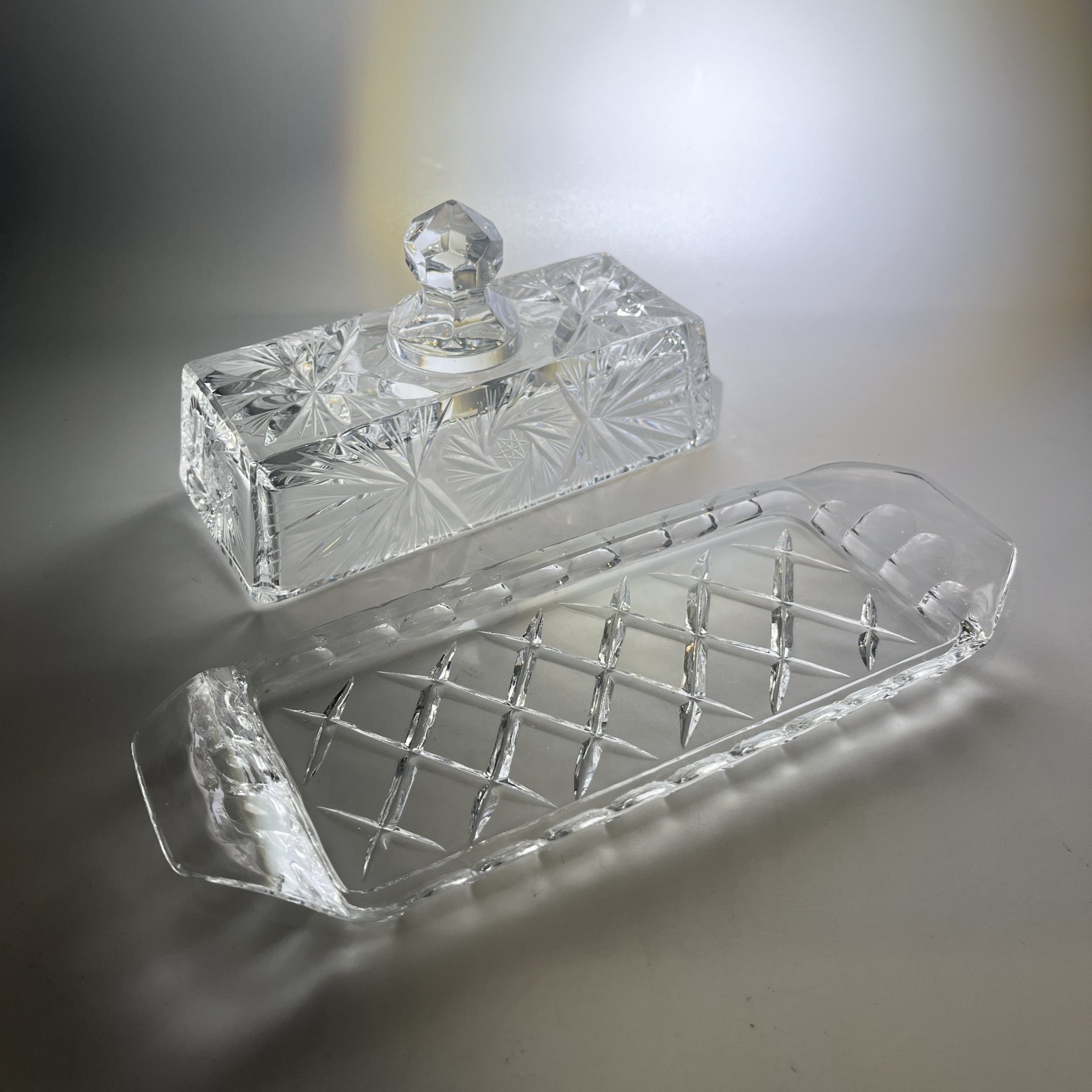 Маслёнка прямоугольной формы с рельефным резным декором, хрусталь, алмазная грань, Чехословакия, 1980-1990 гг.