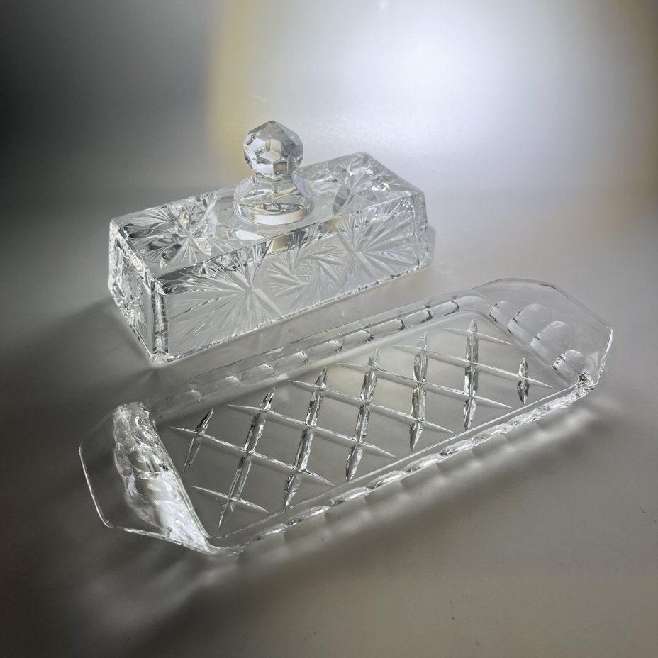 Маслёнка прямоугольной формы с рельефным резным декором