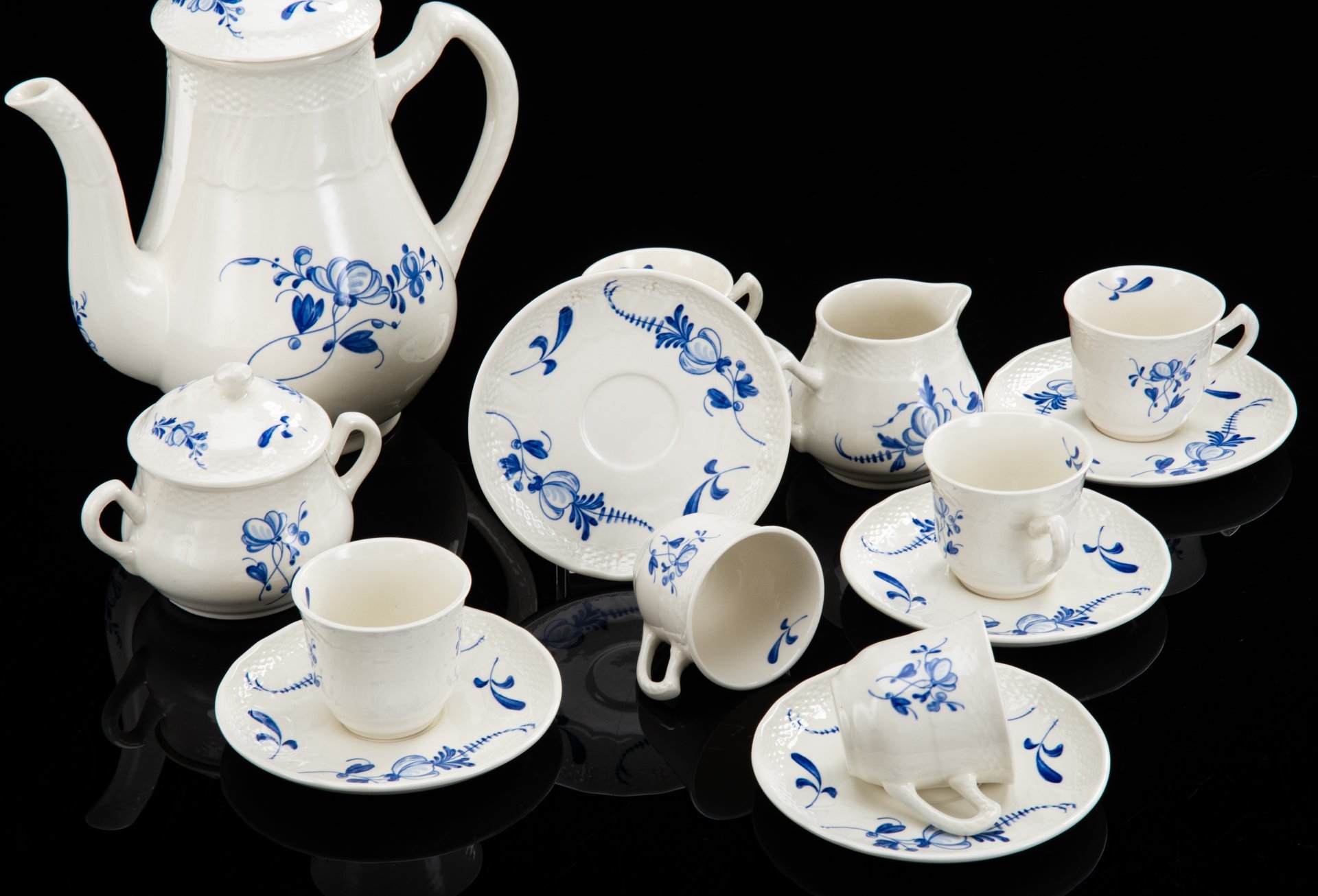Сервиз кофейный с цветочным декором на 6 персон (15 предметов), Manufacture Royale de la Louvière Boch, фарфор, деколь, Бельгия, 1985-1990 гг.