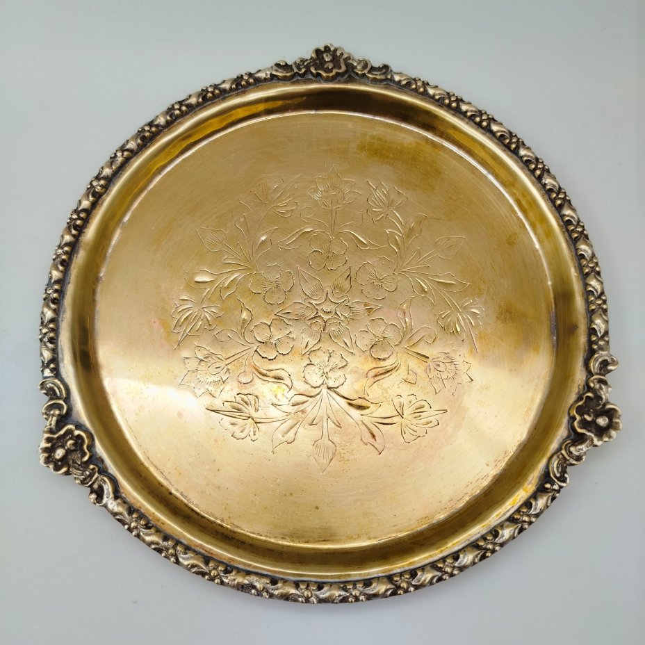 Поднос круглый с растительным декором