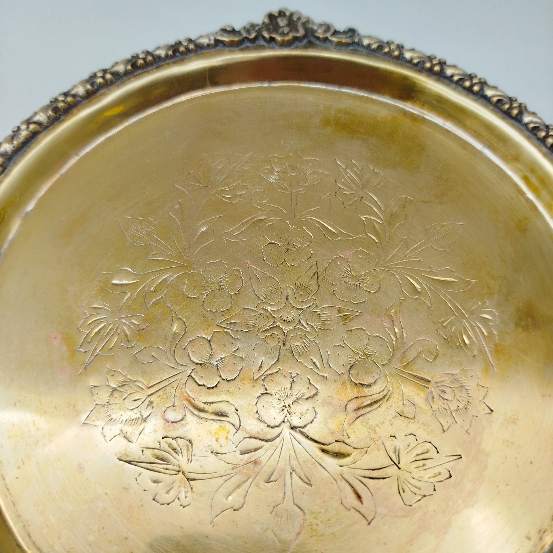 Поднос круглый с растительным декором