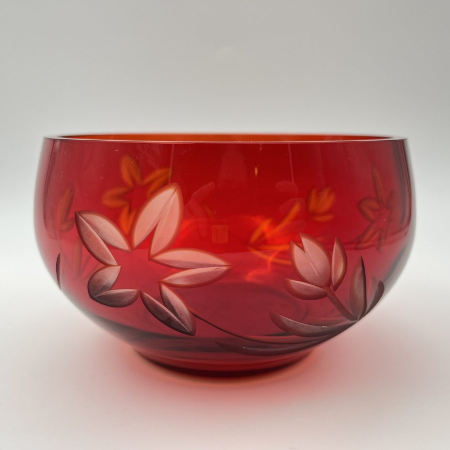 Конфетница рубинового оттенка с цветочным декором, цветное стекло, алмазная грань, СССР, 1960-1990 гг.