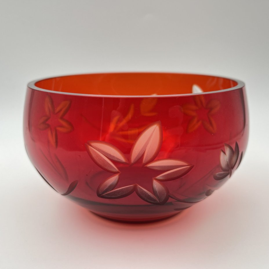 Конфетница рубинового оттенка с цветочным декором